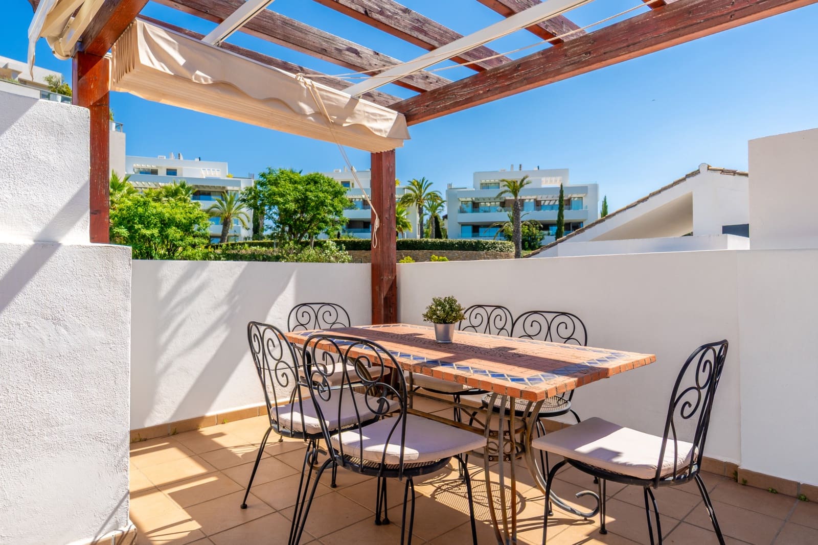 2 bedroom Penthouse for sale in Benahavis with pool garage - € 450,000 (Ref: 9929029)
