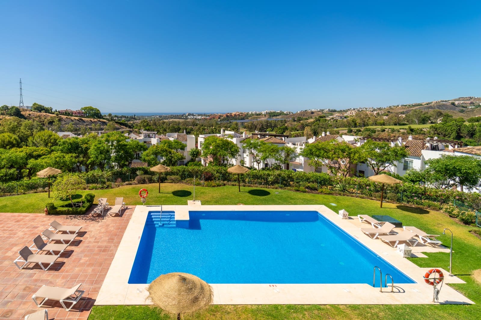 2 bedroom Penthouse for sale in Benahavis with pool garage - € 450,000 (Ref: 9929029)