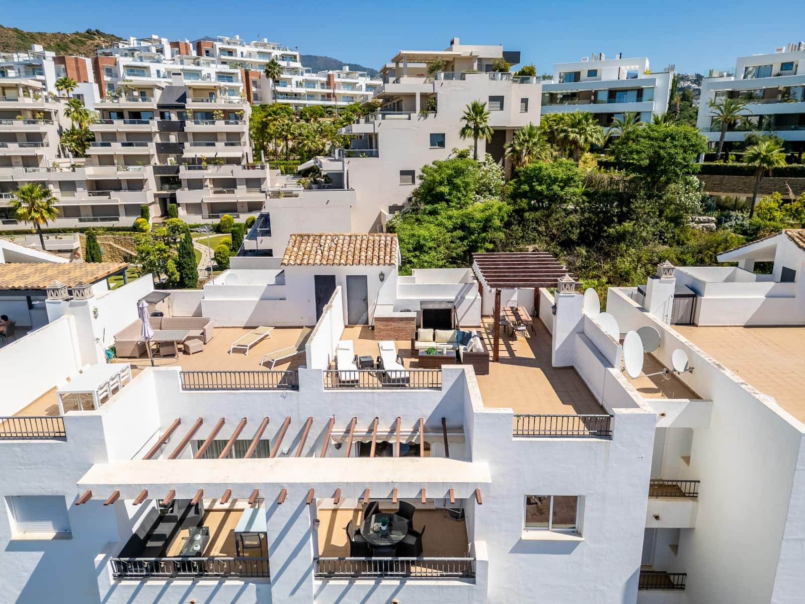 2 bedroom Penthouse for sale in Benahavis with pool garage - € 450,000 (Ref: 9929029)