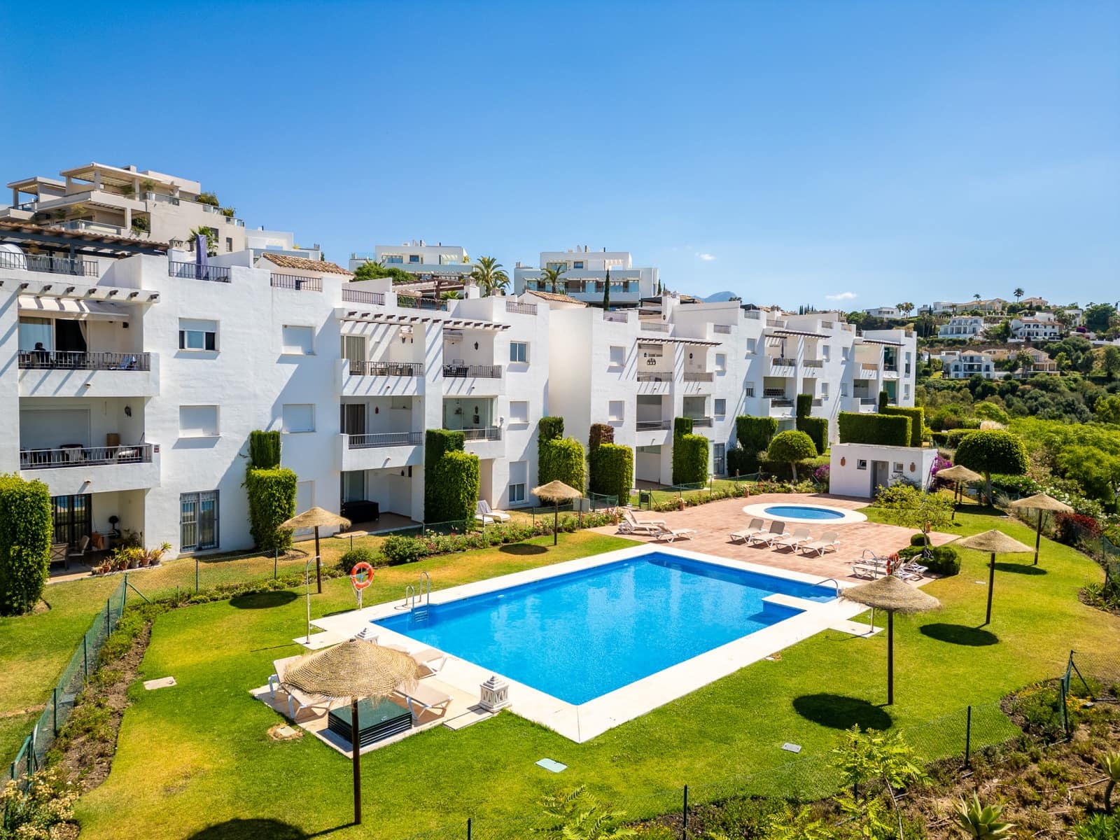 2 bedroom Penthouse for sale in Benahavis with pool garage - € 450,000 (Ref: 9929029)