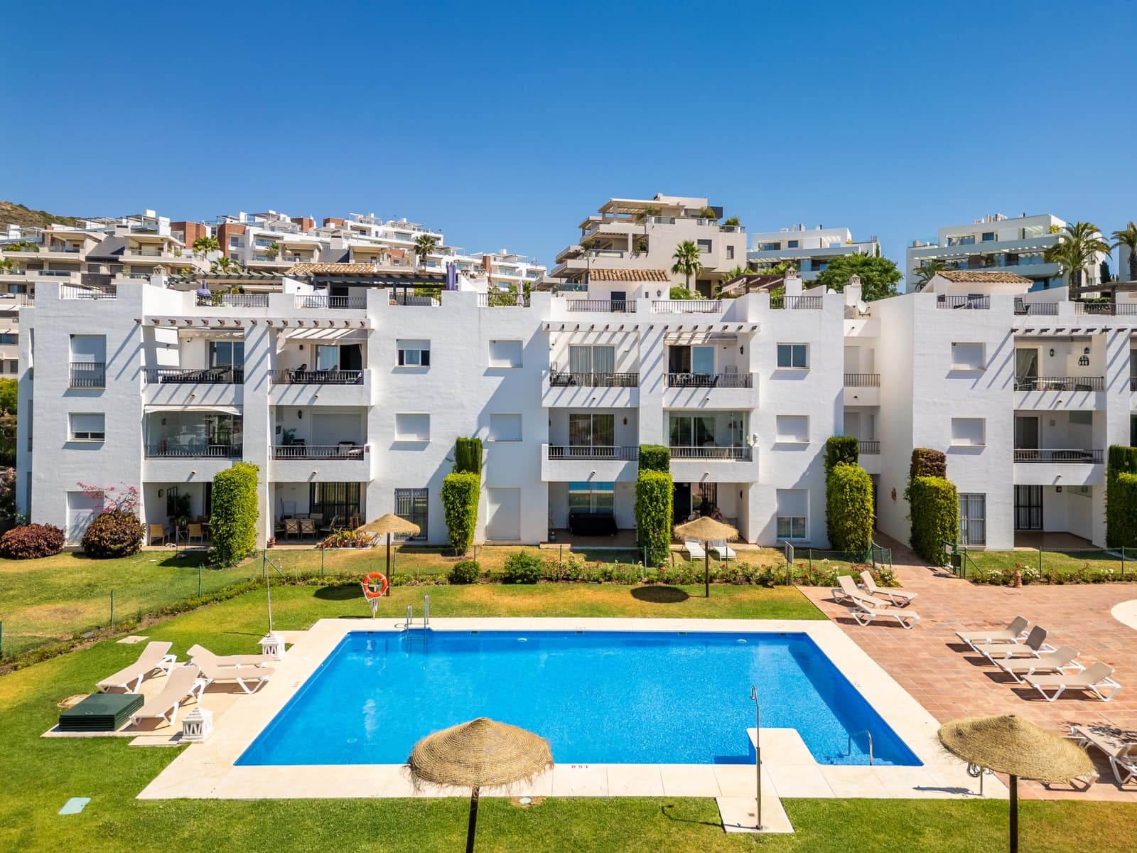 2 bedroom Penthouse for sale in Benahavis with pool garage - € 450,000 (Ref: 9929029)