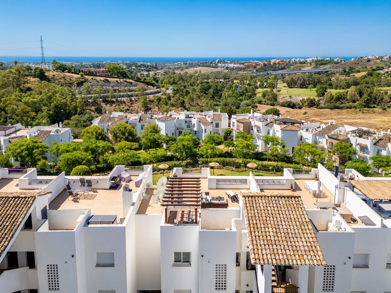 2 bedroom Penthouse for sale in Benahavis with pool garage - € 450,000 (Ref: 9929029)