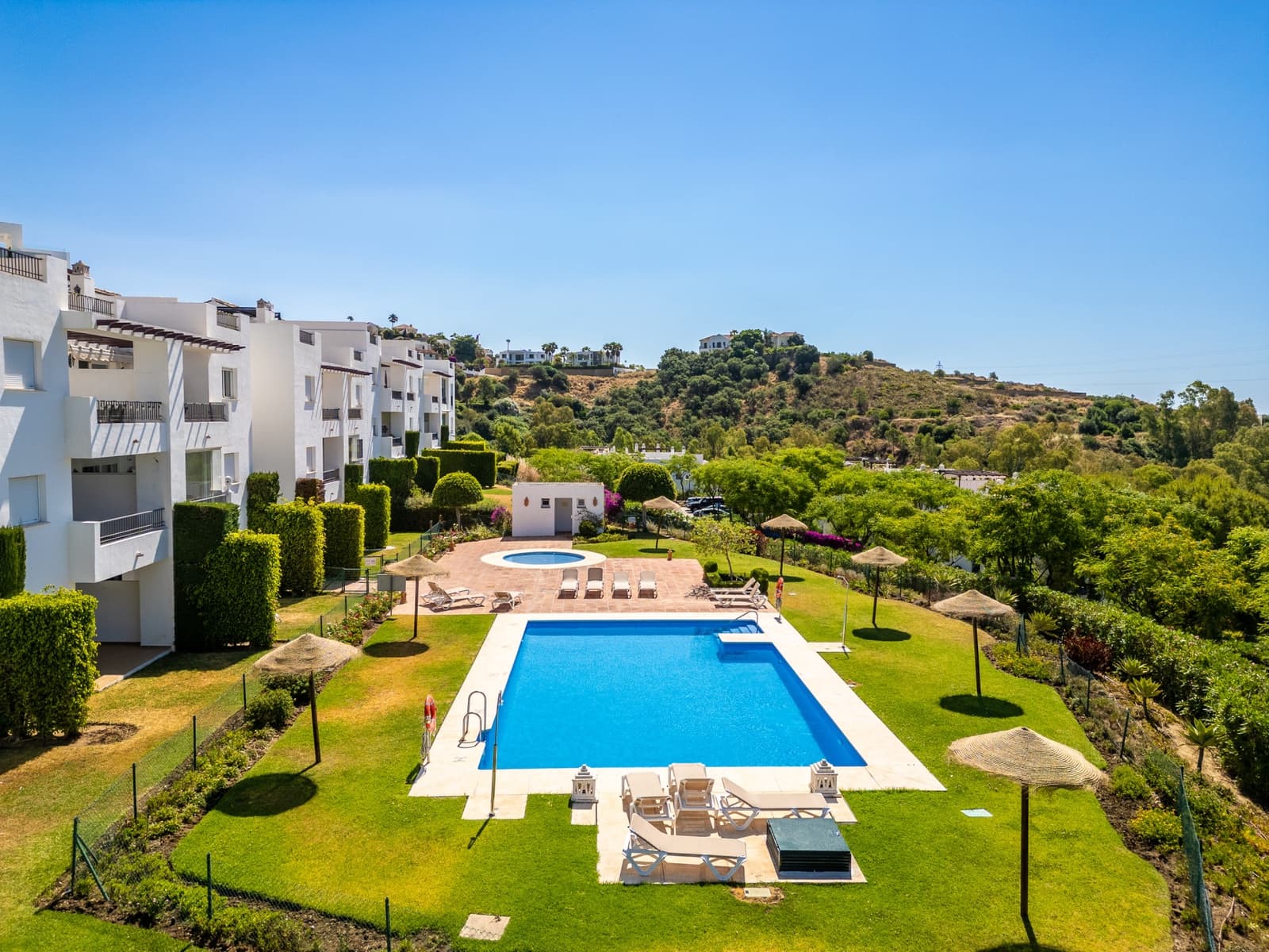 2 bedroom Penthouse for sale in Benahavis with pool garage - € 450,000 (Ref: 9929029)