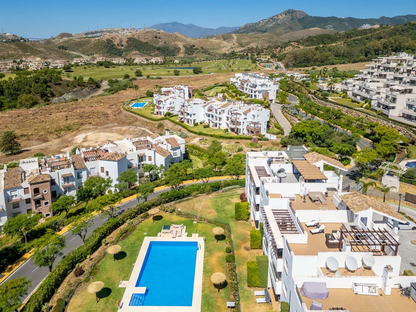 2 bedroom Penthouse for sale in Benahavis with pool garage - € 450,000 (Ref: 9929029)