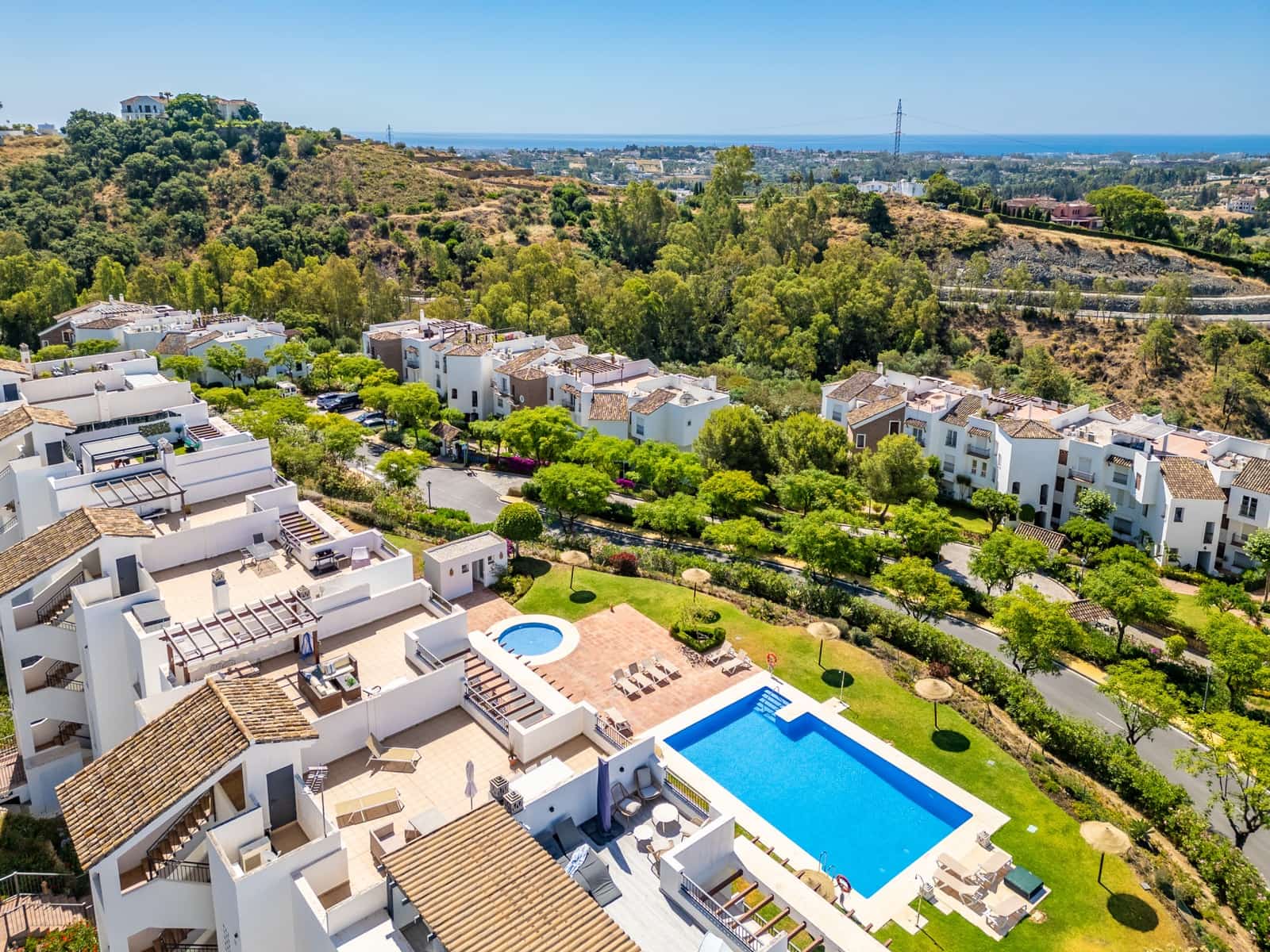 2 bedroom Penthouse for sale in Benahavis with pool garage - € 450,000 (Ref: 9929029)