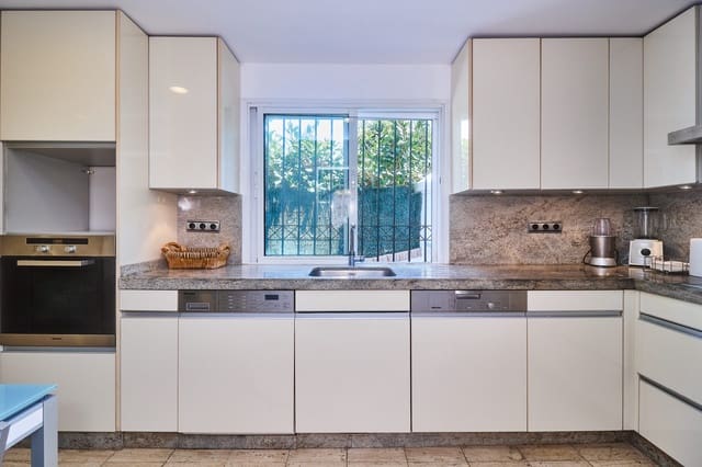 3 makuuhuone Omakotitalo vuokrattavana paikassa Marbella mukana uima-altaan 
autotalli - 4 000 € (Ref: 9935288)