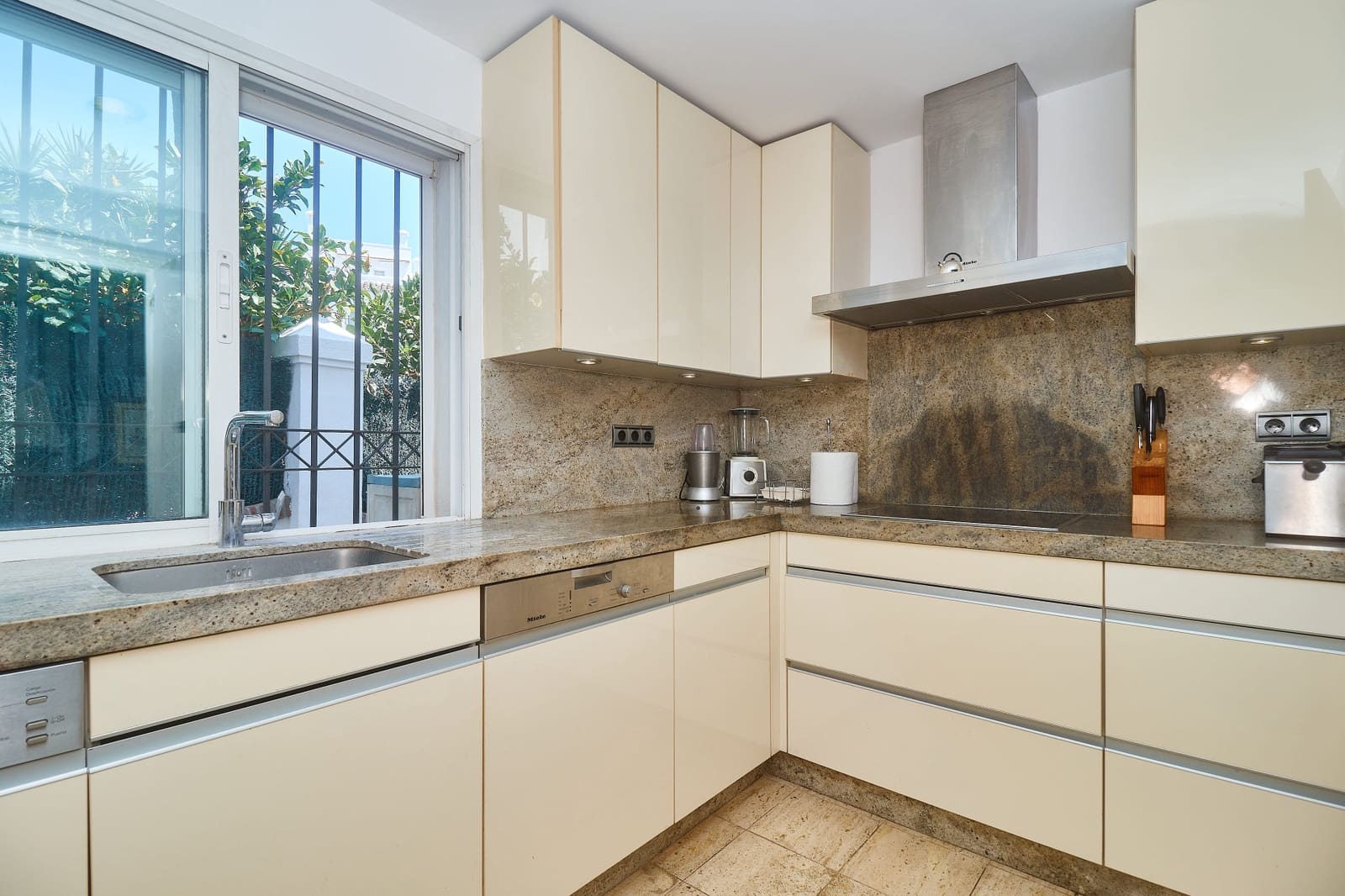 3 makuuhuone Omakotitalo vuokrattavana paikassa Marbella mukana uima-altaan 
autotalli - 4 000 € (Ref: 9935288)