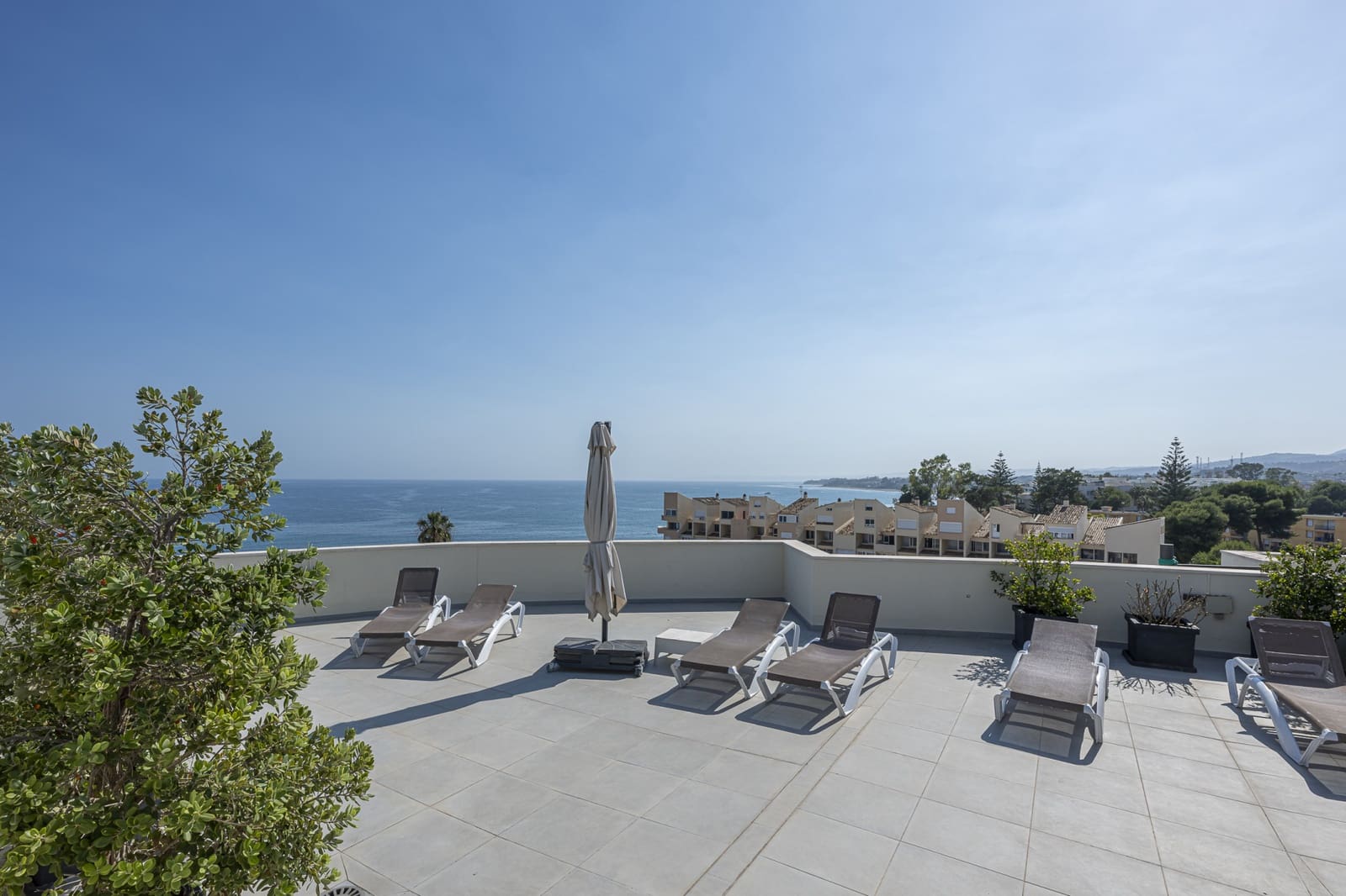 3 bedroom Apartment for rent in Estepona with pool garage - € 3,600 (Ref: 9935289)