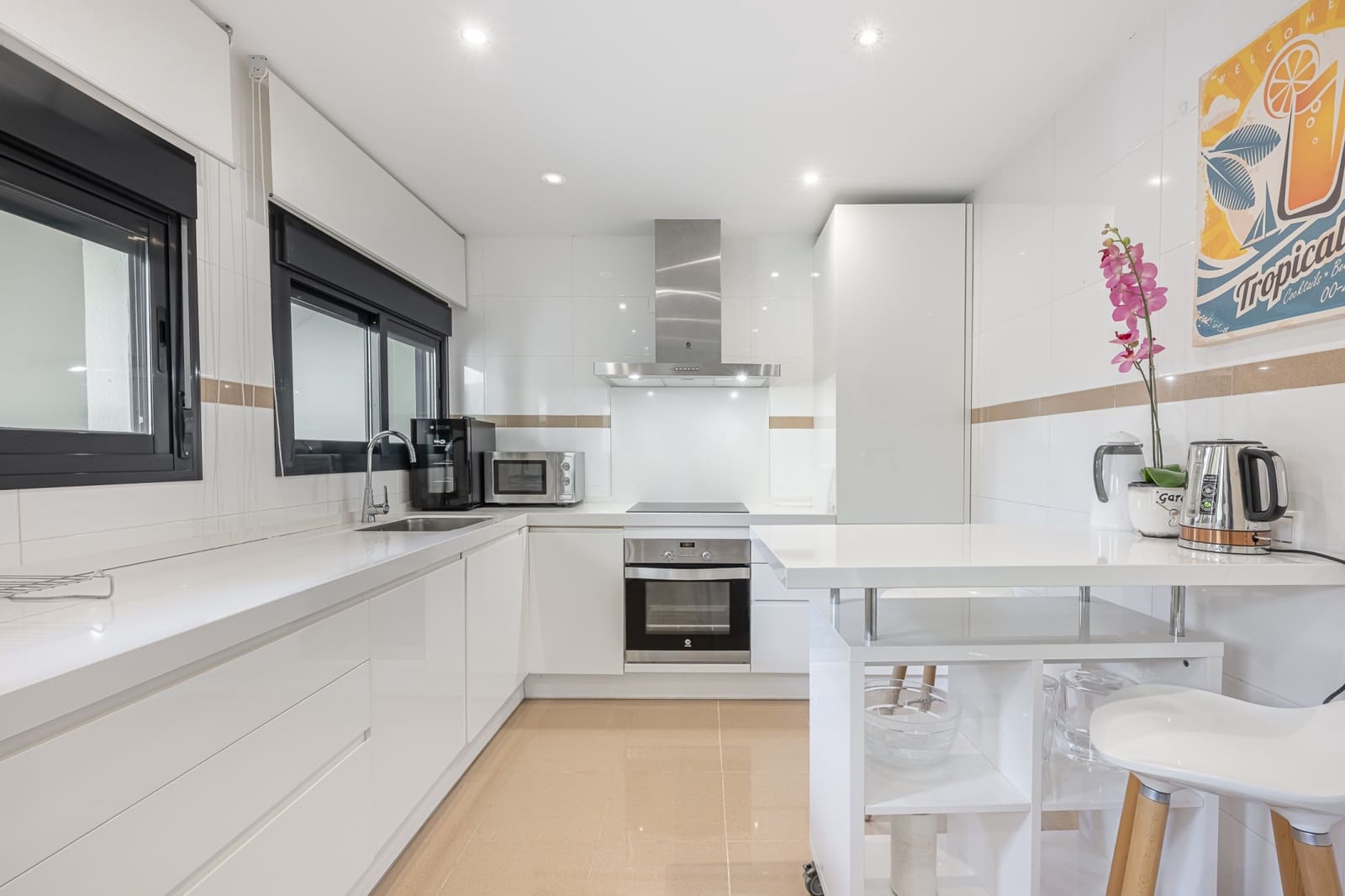 3 bedroom Apartment for rent in Estepona with pool garage - € 3,600 (Ref: 9935289)