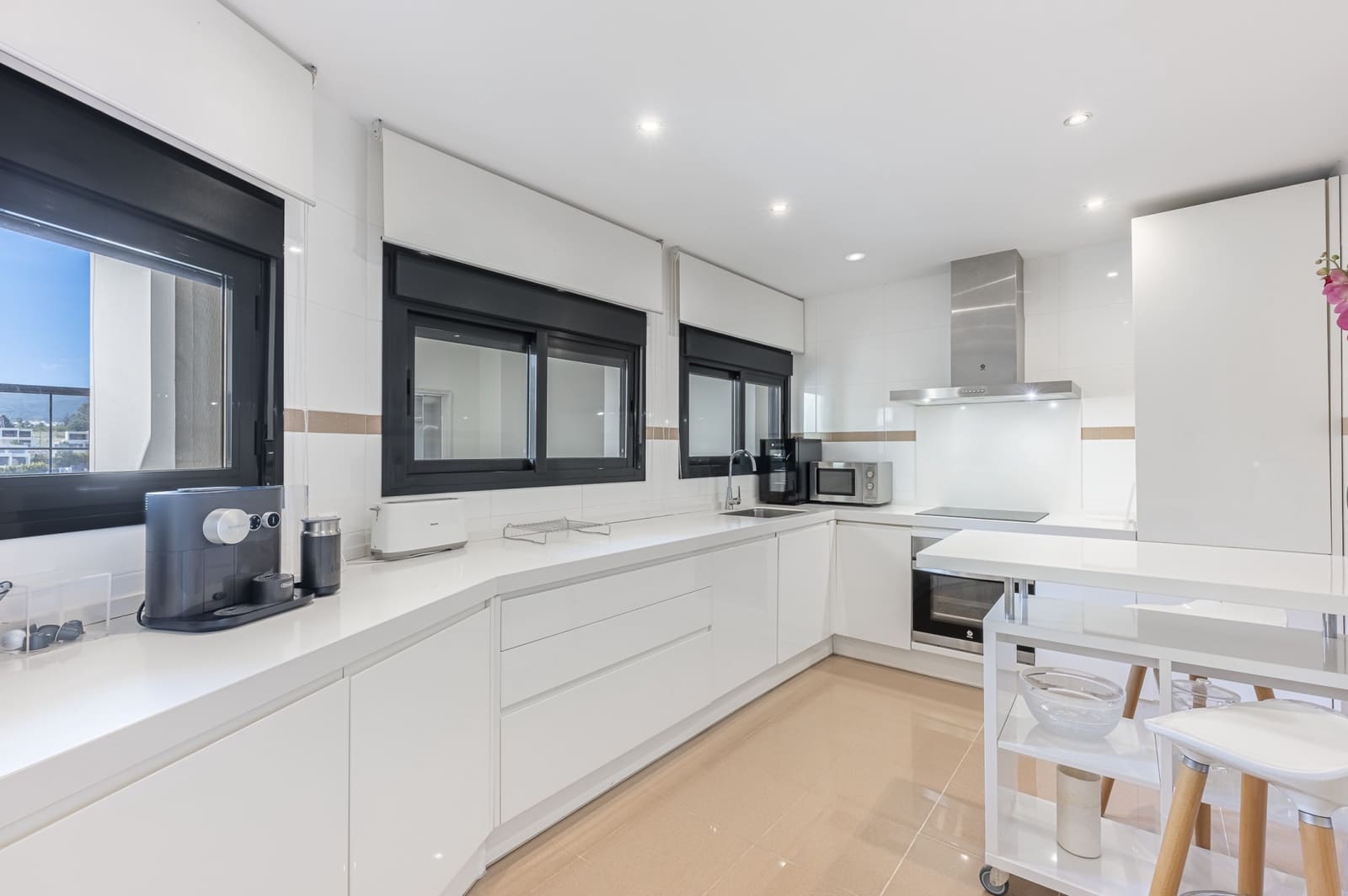 3 bedroom Apartment for rent in Estepona with pool garage - € 3,600 (Ref: 9935289)