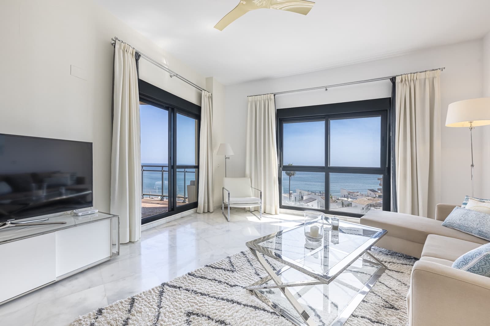 3 bedroom Apartment for rent in Estepona with pool garage - € 3,600 (Ref: 9935289)