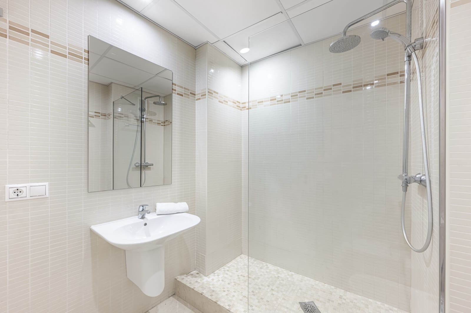 3 bedroom Apartment for rent in Estepona with pool garage - € 3,600 (Ref: 9935289)