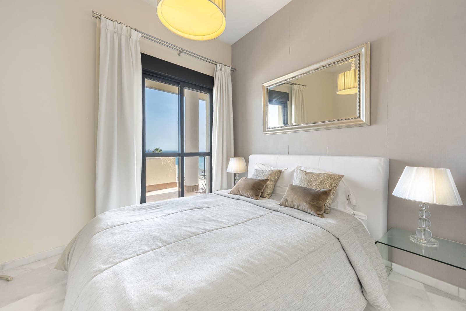 3 bedroom Apartment for rent in Estepona with pool garage - € 3,600 (Ref: 9935289)