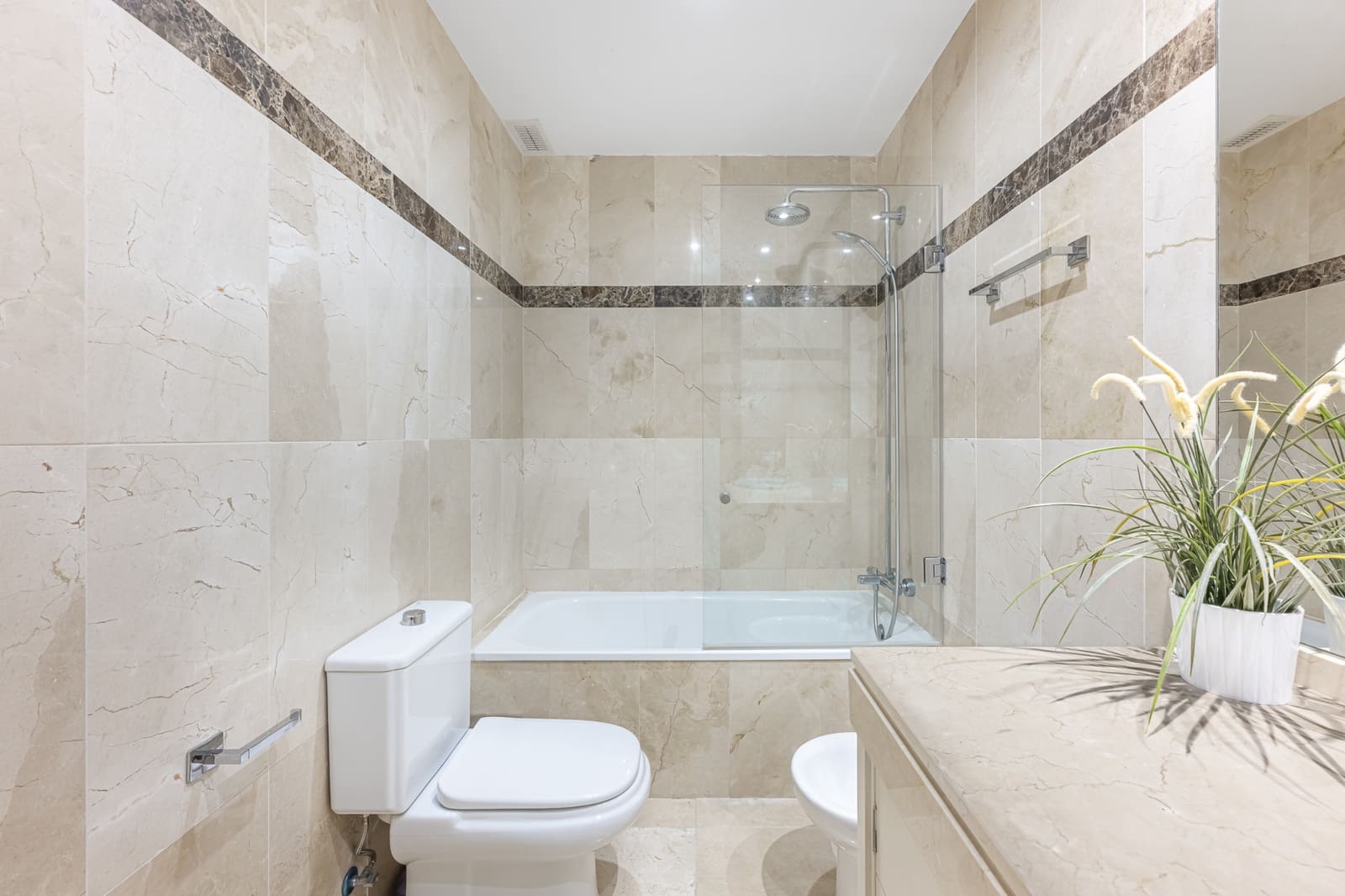3 bedroom Apartment for rent in Estepona with pool garage - € 3,600 (Ref: 9935289)