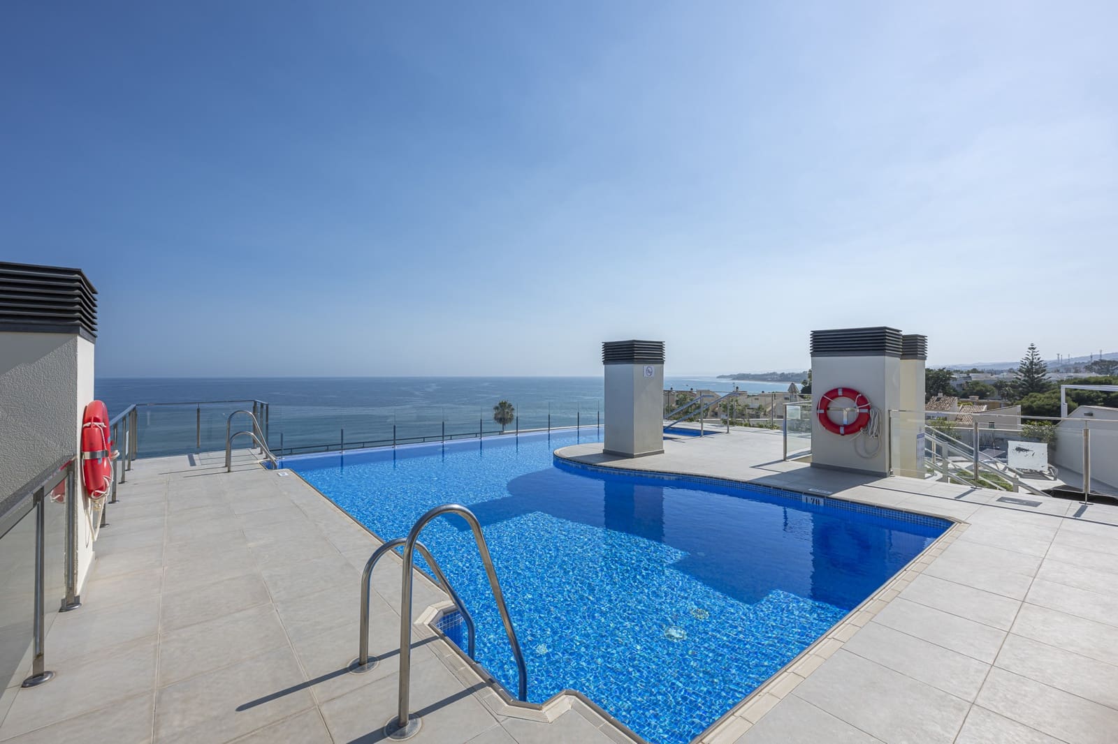 3 bedroom Apartment for rent in Estepona with pool garage - € 3,600 (Ref: 9935289)