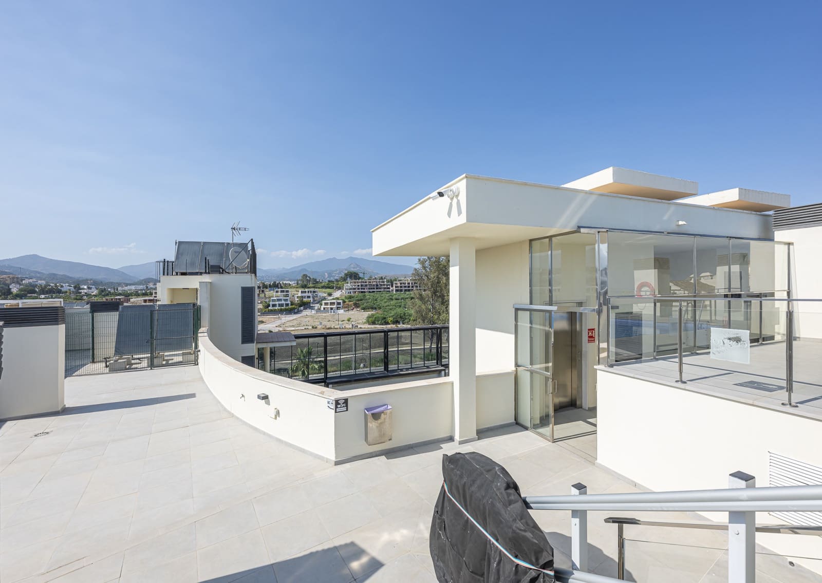 3 bedroom Apartment for rent in Estepona with pool garage - € 3,600 (Ref: 9935289)