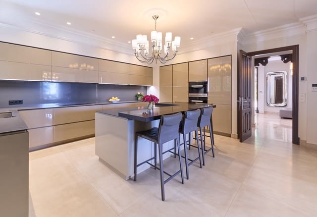 6 sypialnia Willa na kwatery wakacyjne w Marbella z basenem garażem - 22 000 € (Ref: 9935290)