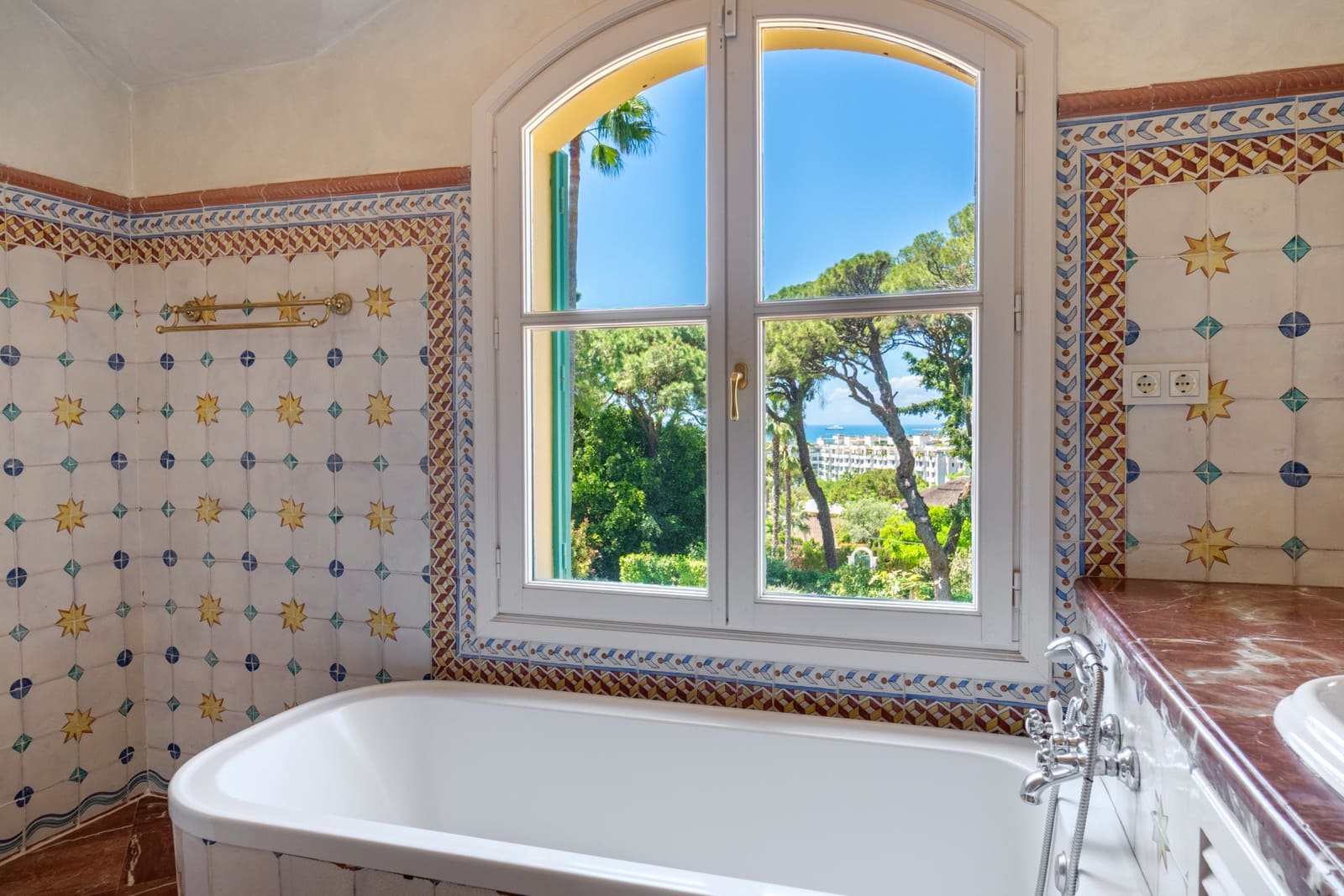 5 bedroom Villa for rent in Marbella with pool garage - € 9,000 (Ref: 9936834)