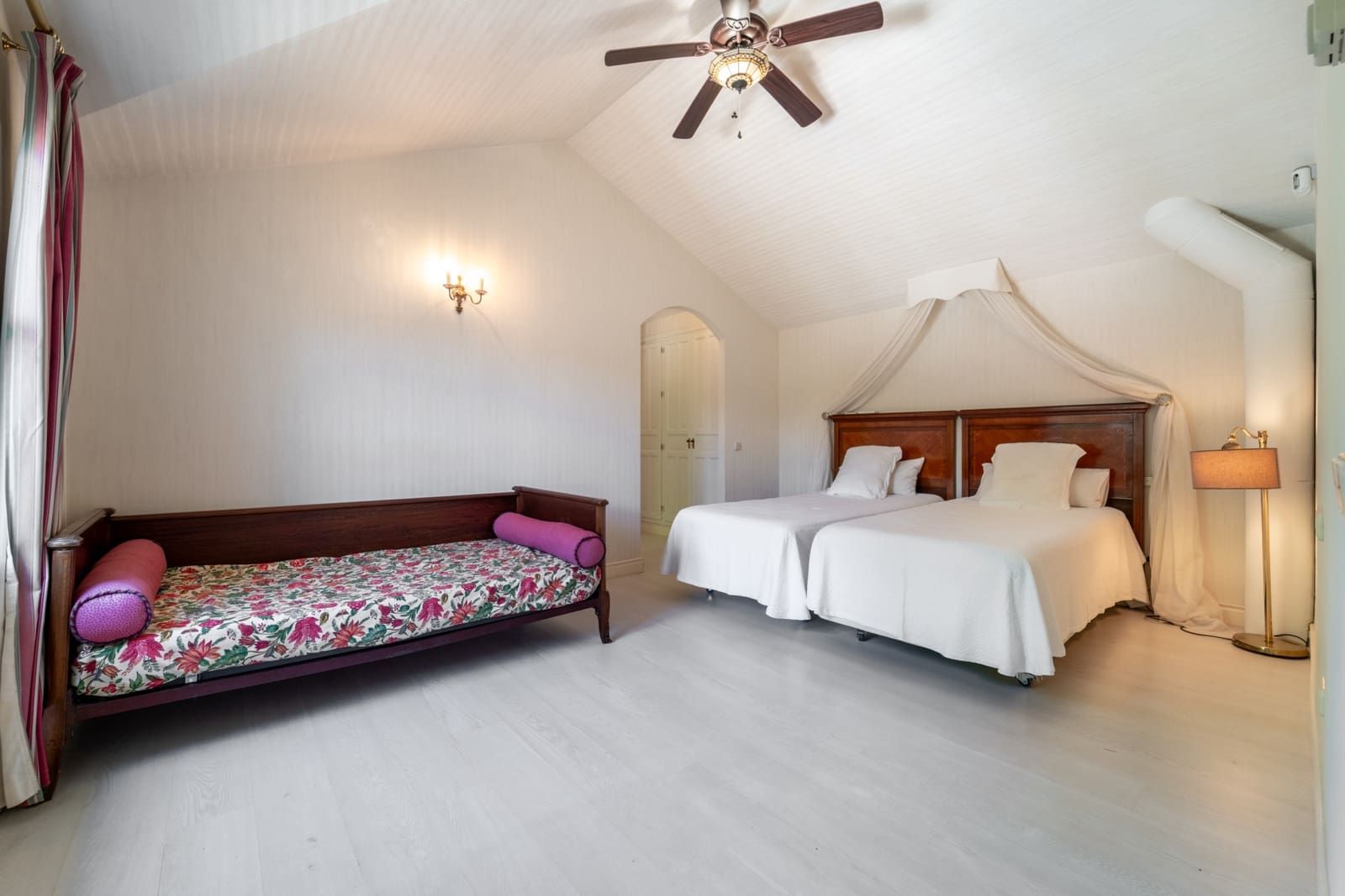 5 bedroom Villa for rent in Marbella with pool garage - € 9,000 (Ref: 9936834)