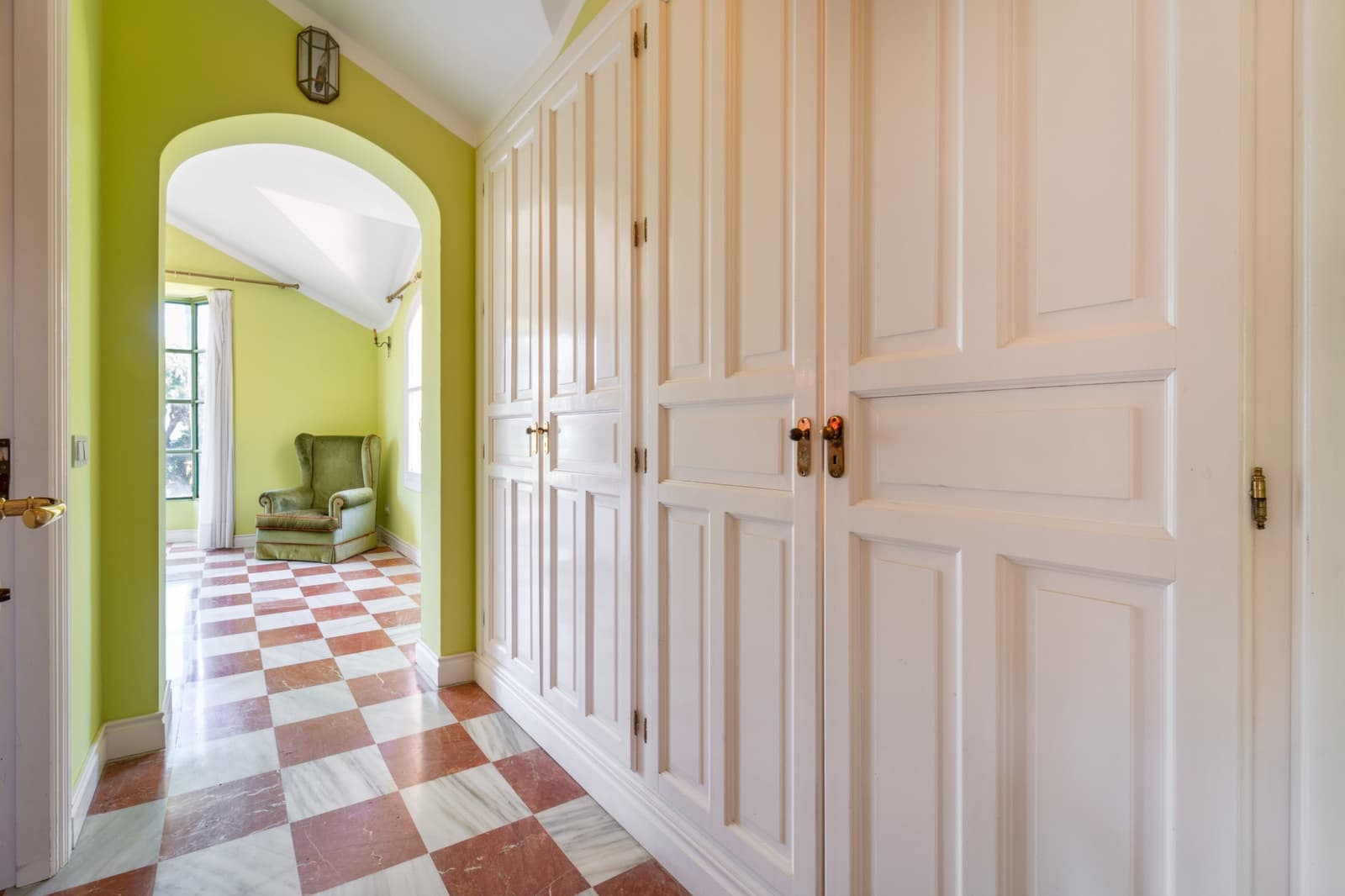 5 bedroom Villa for rent in Marbella with pool garage - € 9,000 (Ref: 9936834)
