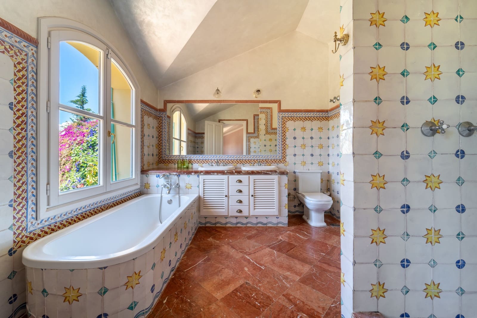 5 bedroom Villa for rent in Marbella with pool garage - € 9,000 (Ref: 9936834)