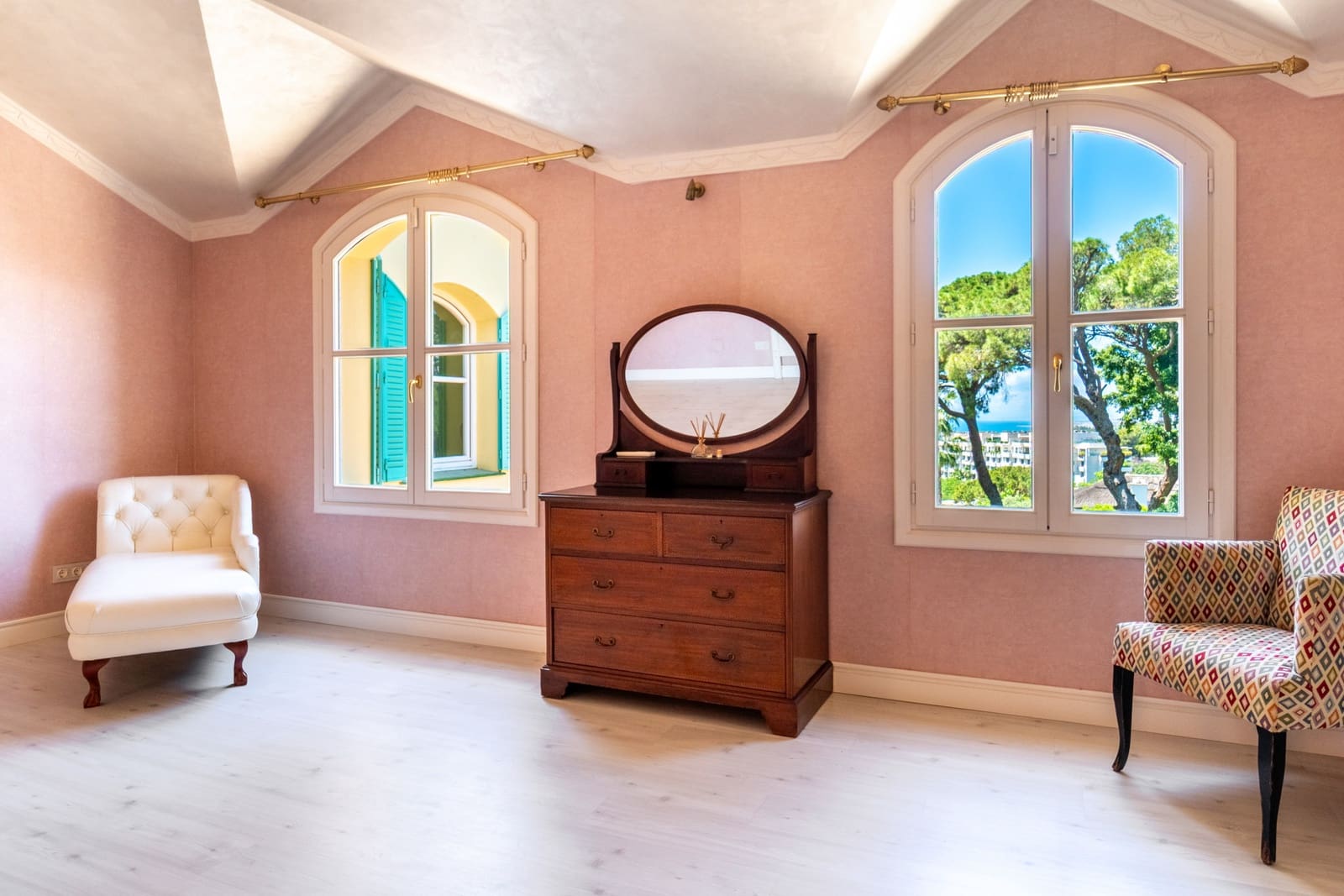 5 bedroom Villa for rent in Marbella with pool garage - € 9,000 (Ref: 9936834)