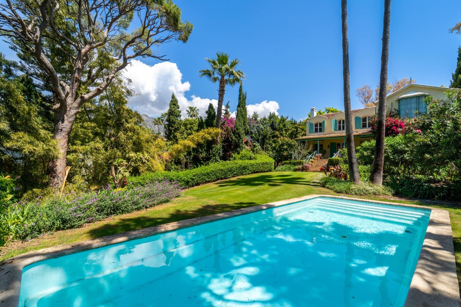 5 bedroom Villa for rent in Marbella with pool garage - € 9,000 (Ref: 9936834)