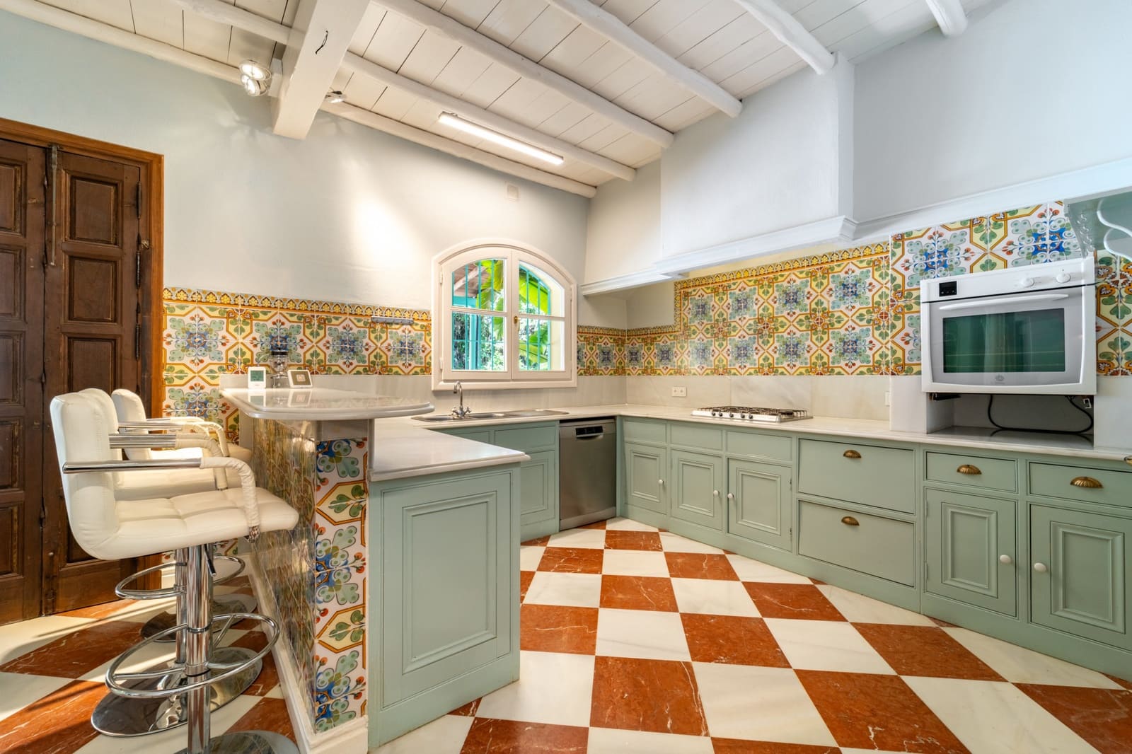 5 bedroom Villa for rent in Marbella with pool garage - € 9,000 (Ref: 9936834)