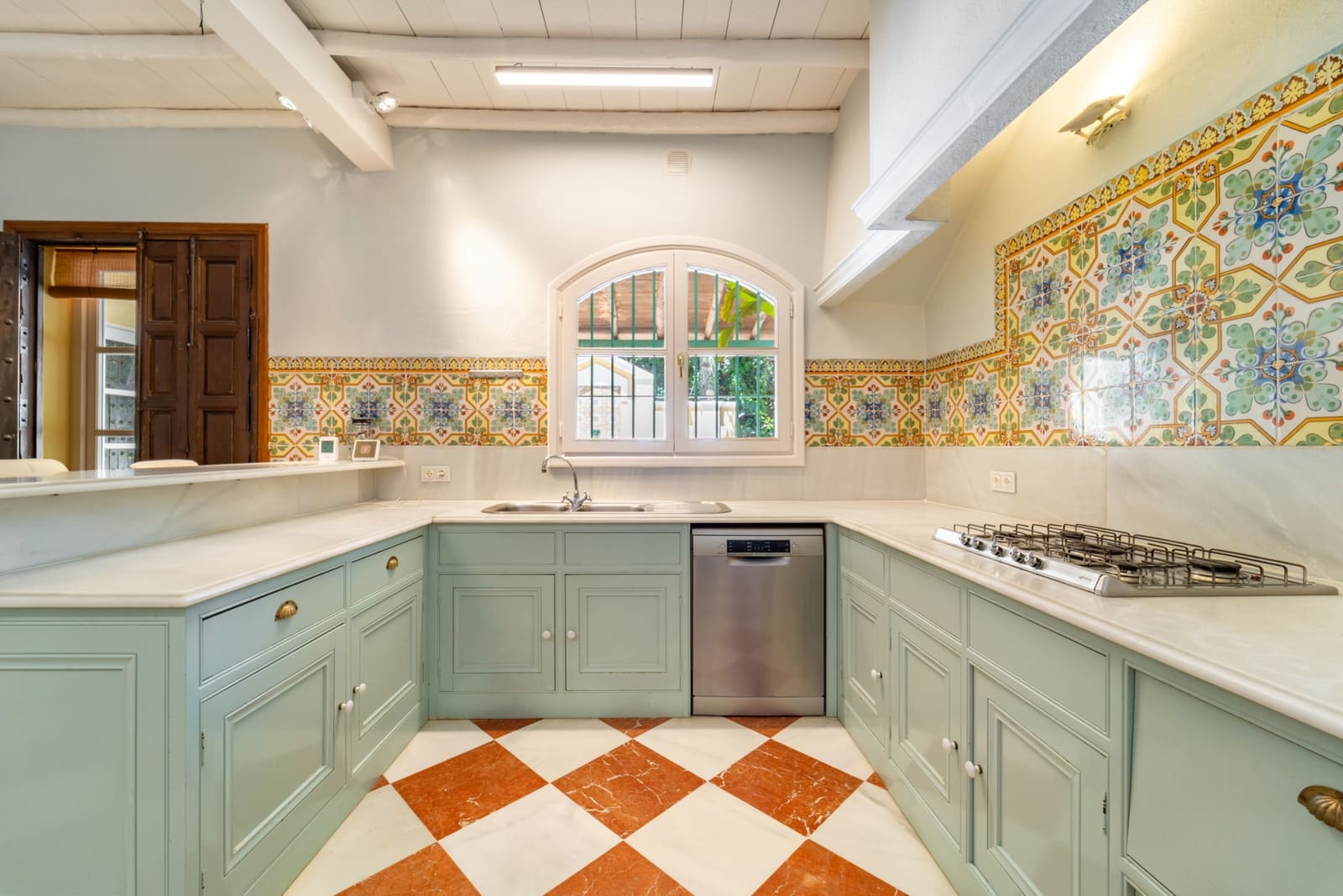 5 bedroom Villa for rent in Marbella with pool garage - € 9,000 (Ref: 9936834)