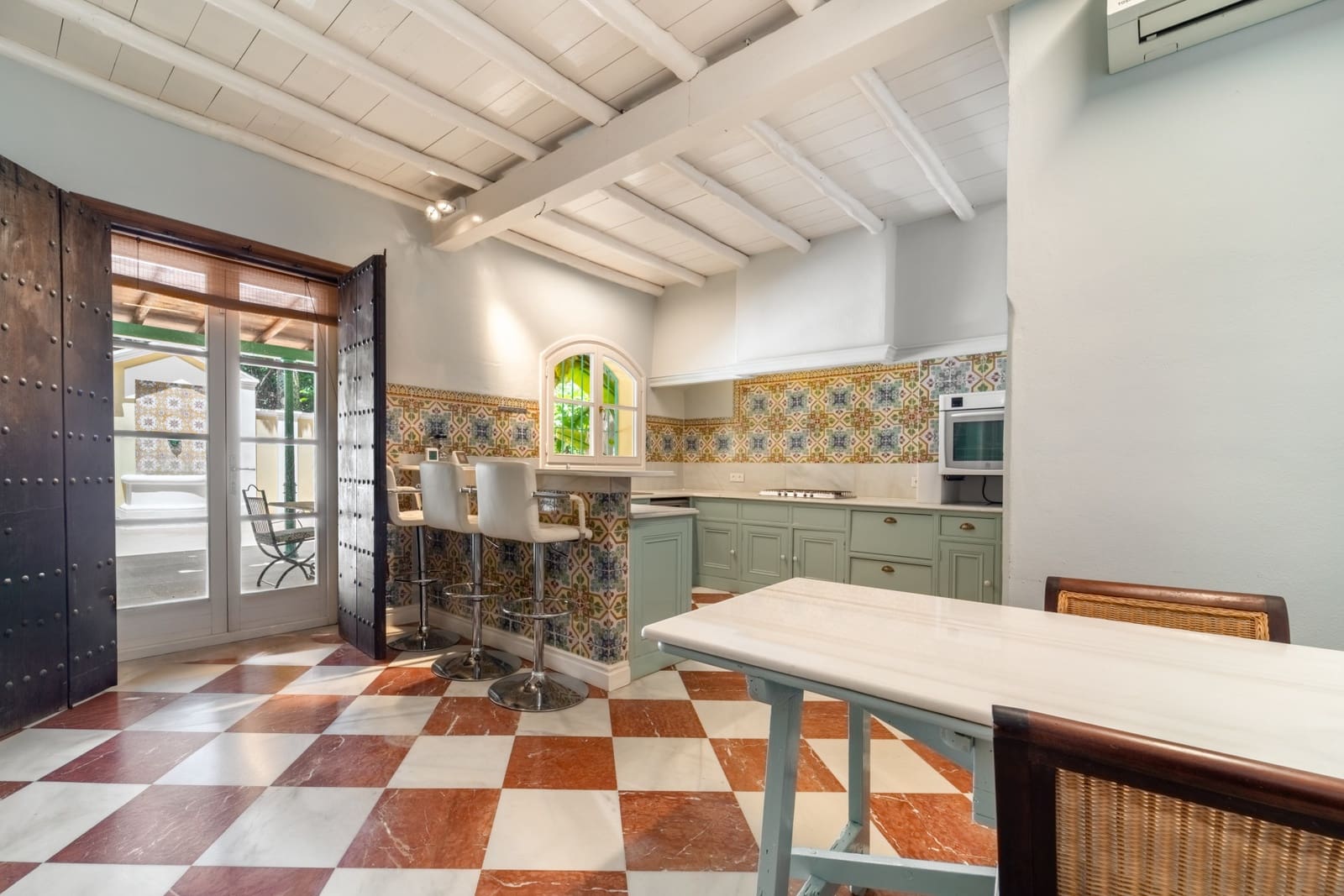 5 bedroom Villa for rent in Marbella with pool garage - € 9,000 (Ref: 9936834)