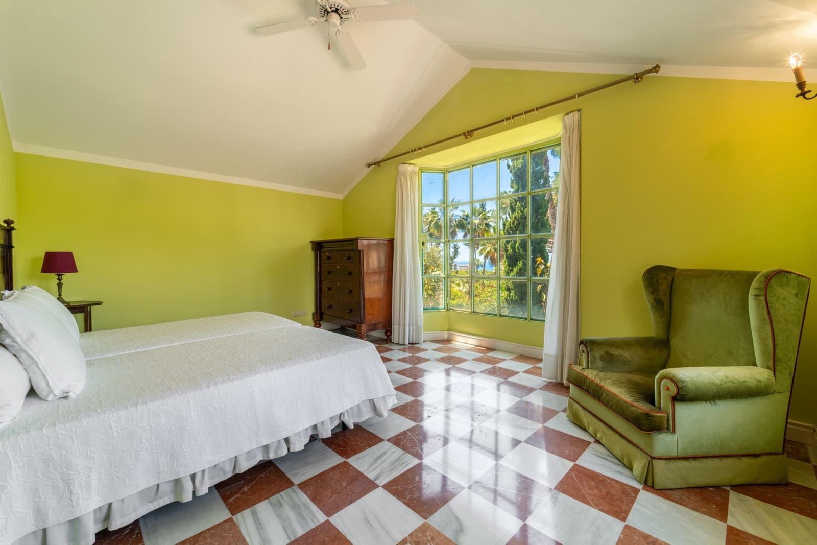 5 bedroom Villa for rent in Marbella with pool garage - € 9,000 (Ref: 9936834)