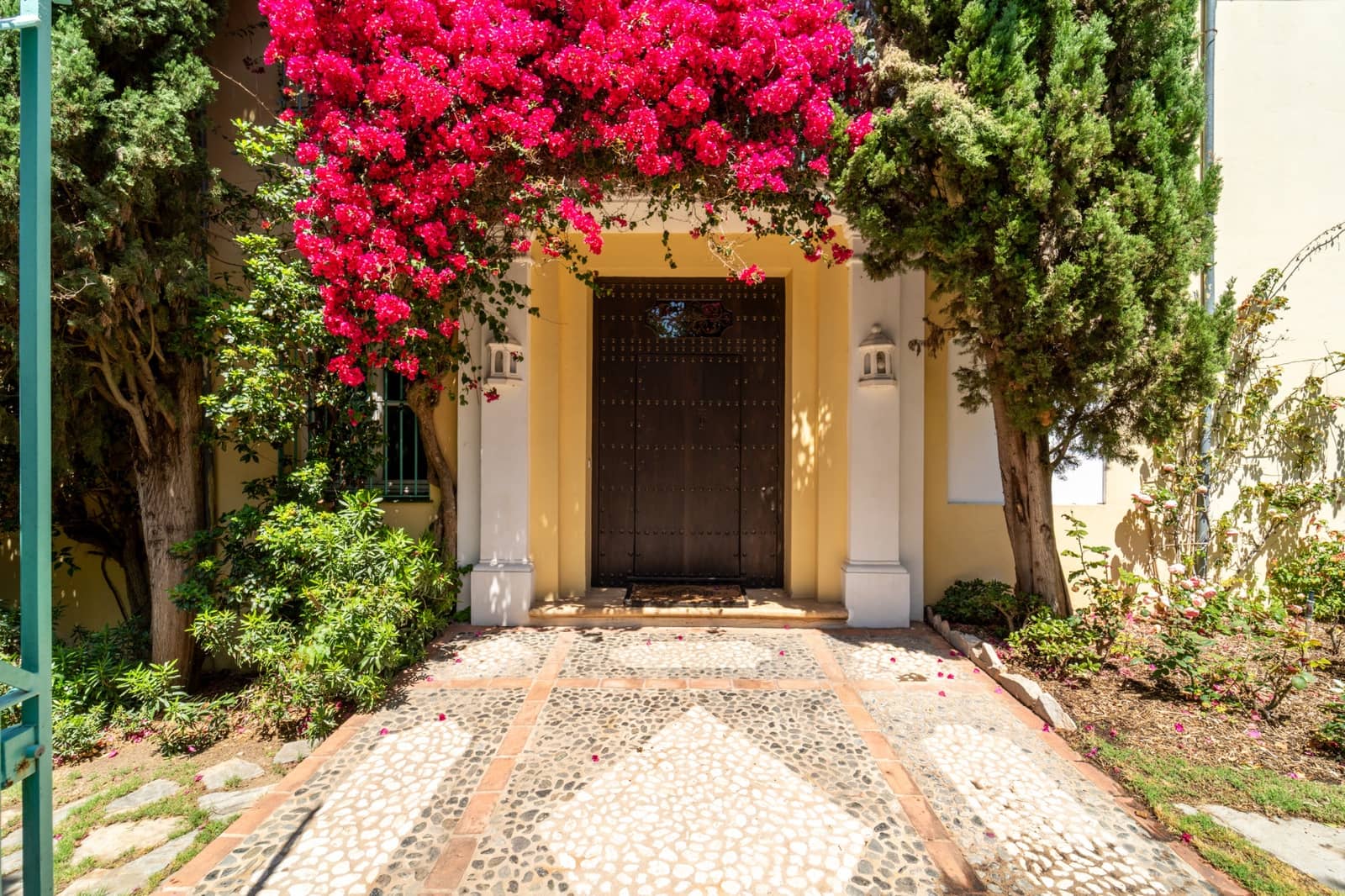 5 bedroom Villa for rent in Marbella with pool garage - € 9,000 (Ref: 9936834)