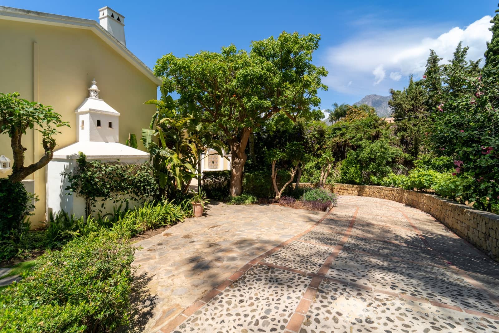 5 bedroom Villa for rent in Marbella with pool garage - € 9,000 (Ref: 9936834)