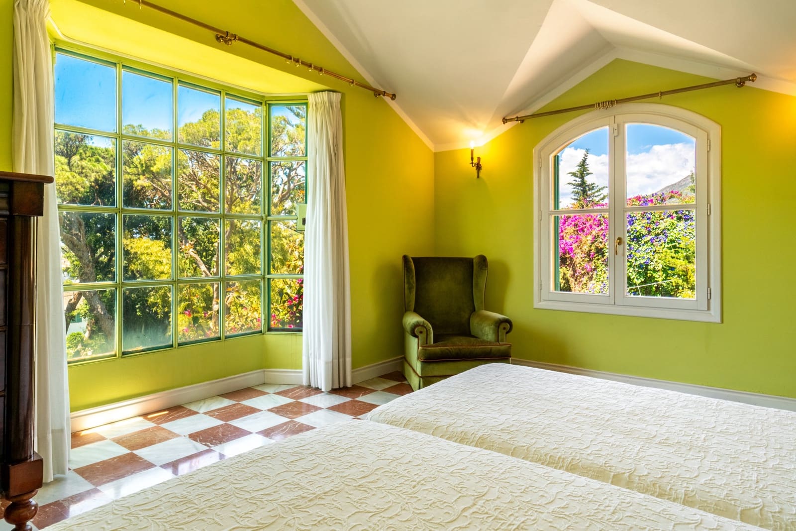 5 bedroom Villa for rent in Marbella with pool garage - € 9,000 (Ref: 9936834)