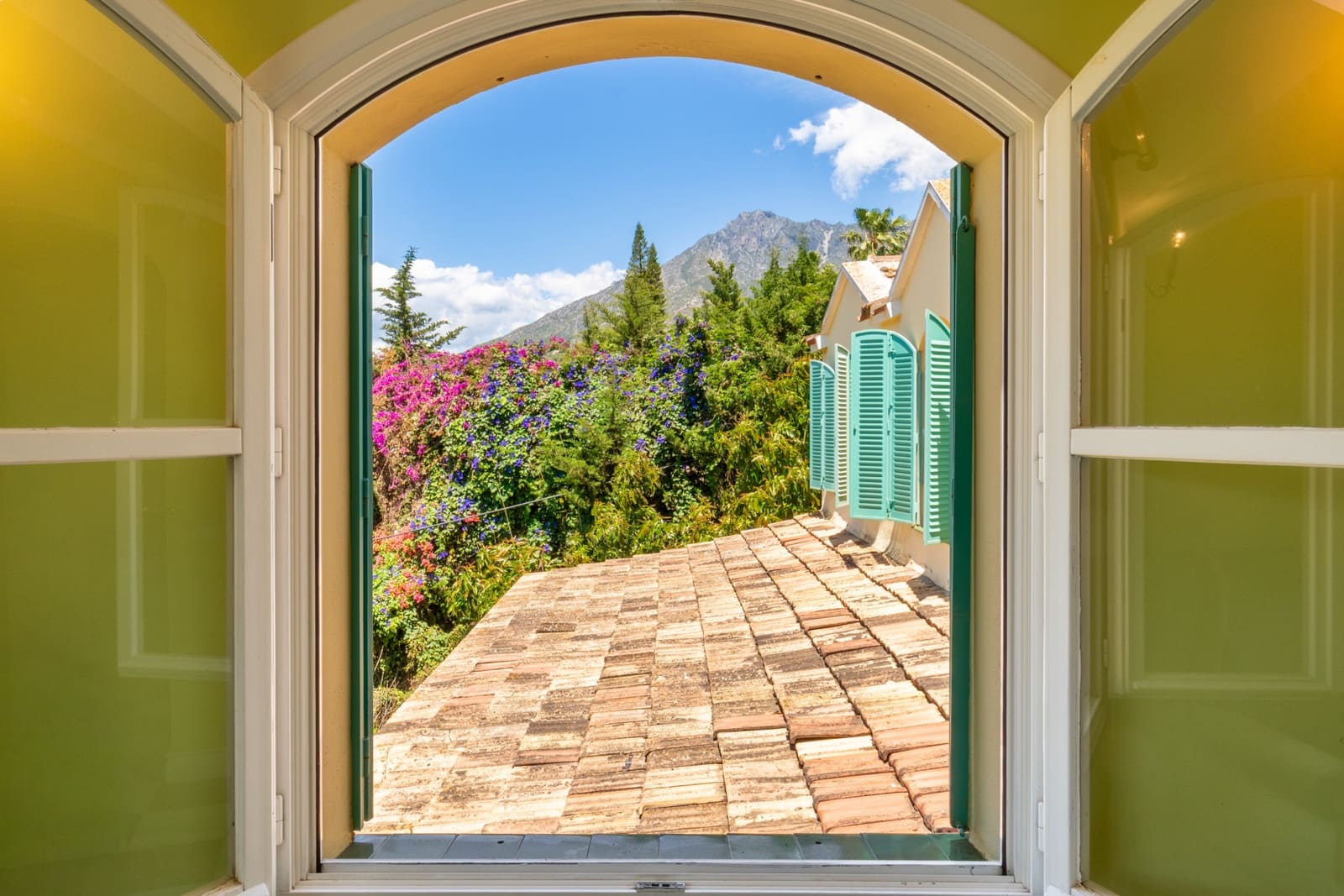 5 bedroom Villa for rent in Marbella with pool garage - € 9,000 (Ref: 9936834)