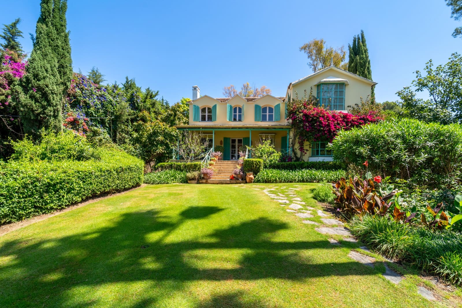 5 bedroom Villa for rent in Marbella with pool garage - € 9,000 (Ref: 9936834)
