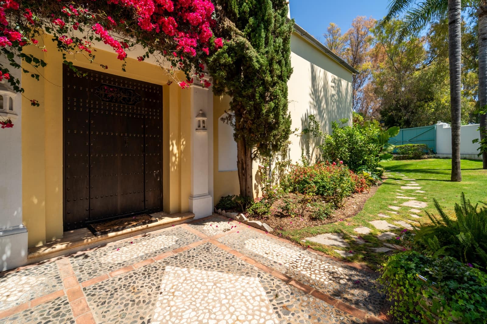 5 bedroom Villa for rent in Marbella with pool garage - € 9,000 (Ref: 9936834)