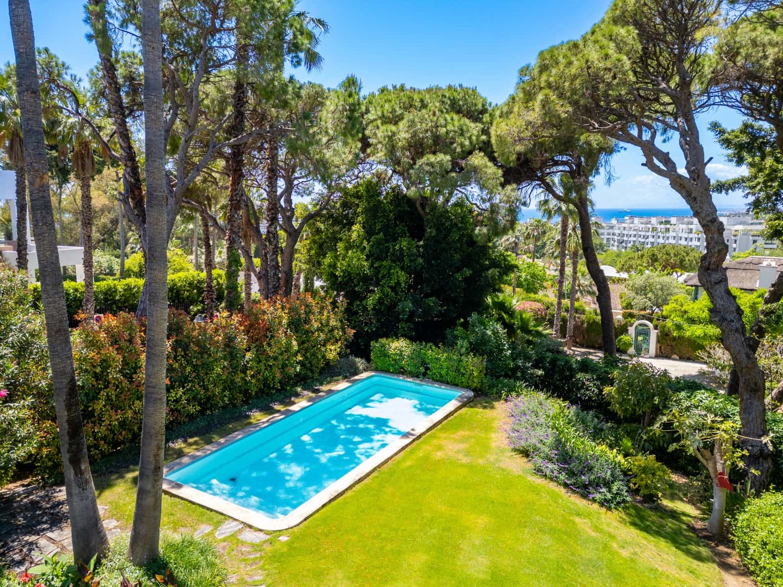 5 bedroom Villa for rent in Marbella with pool garage - € 9,000 (Ref: 9936834)