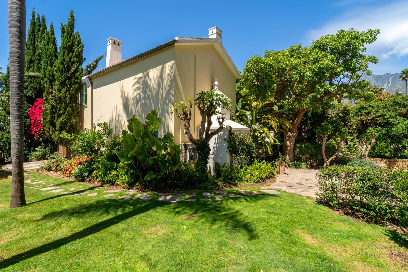 5 bedroom Villa for rent in Marbella with pool garage - € 9,000 (Ref: 9936834)