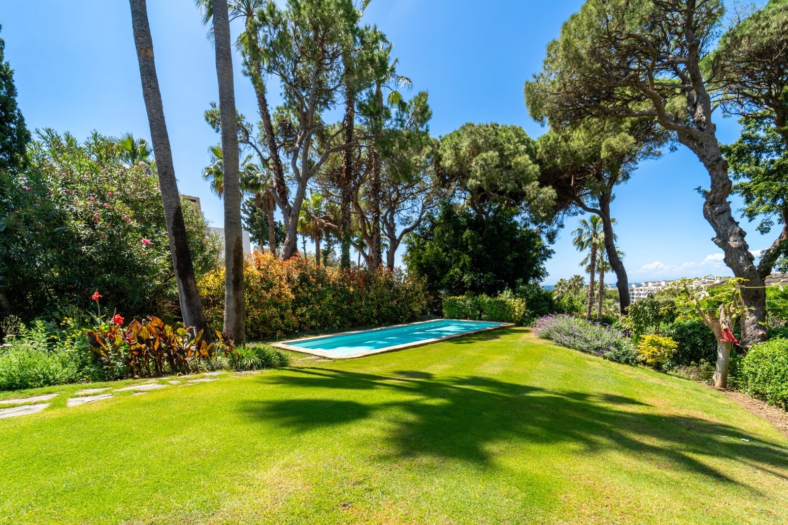 5 bedroom Villa for rent in Marbella with pool garage - € 9,000 (Ref: 9936834)