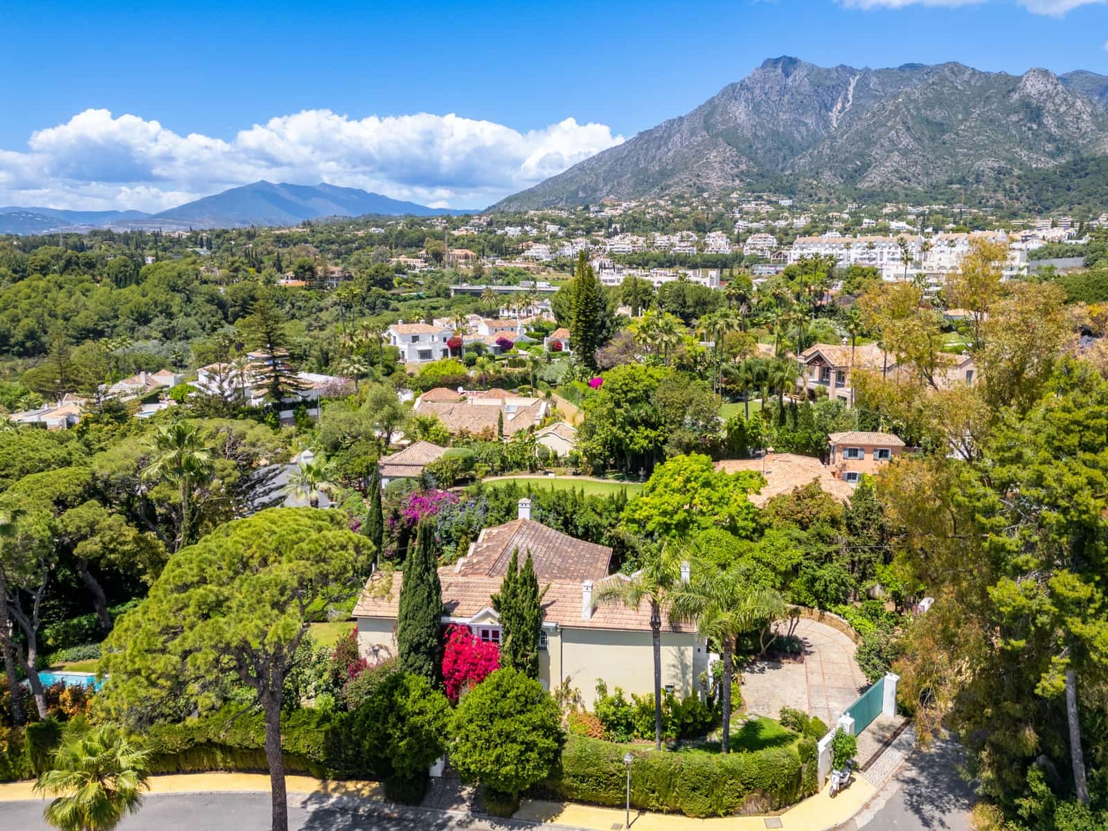 5 bedroom Villa for rent in Marbella with pool garage - € 9,000 (Ref: 9936834)
