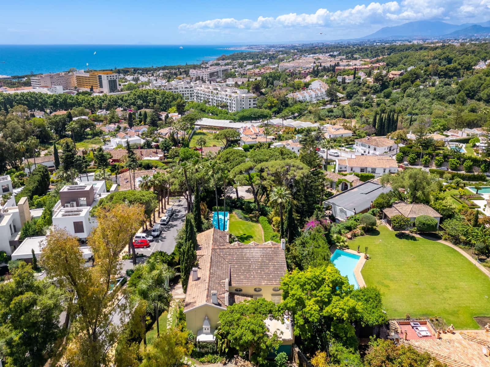 5 bedroom Villa for rent in Marbella with pool garage - € 9,000 (Ref: 9936834)