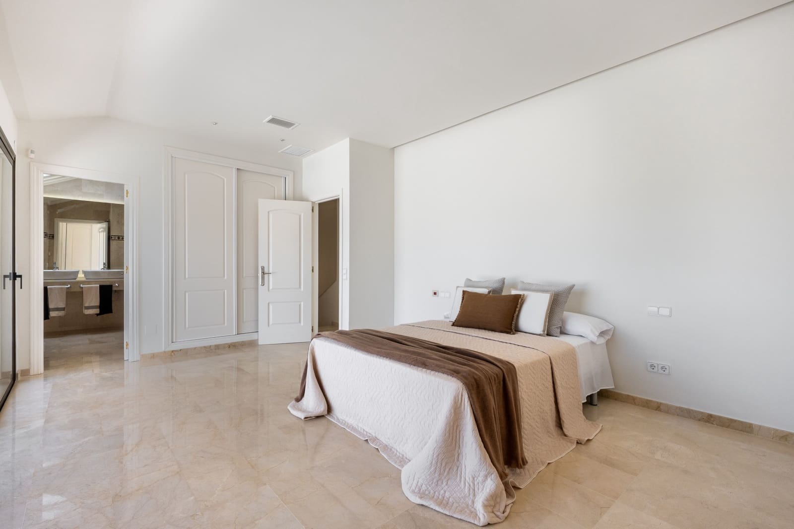 Ático de 4 habitaciones en Marbella en venta con piscina garaje - 2.395.000 € (Ref: 9937808)