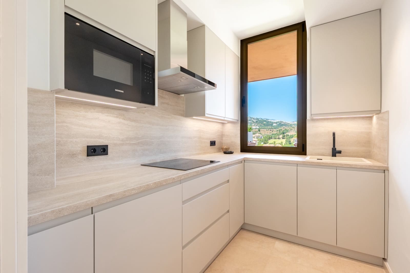 Ático de 4 habitaciones en Marbella en venta con piscina garaje - 2.395.000 € (Ref: 9937808)