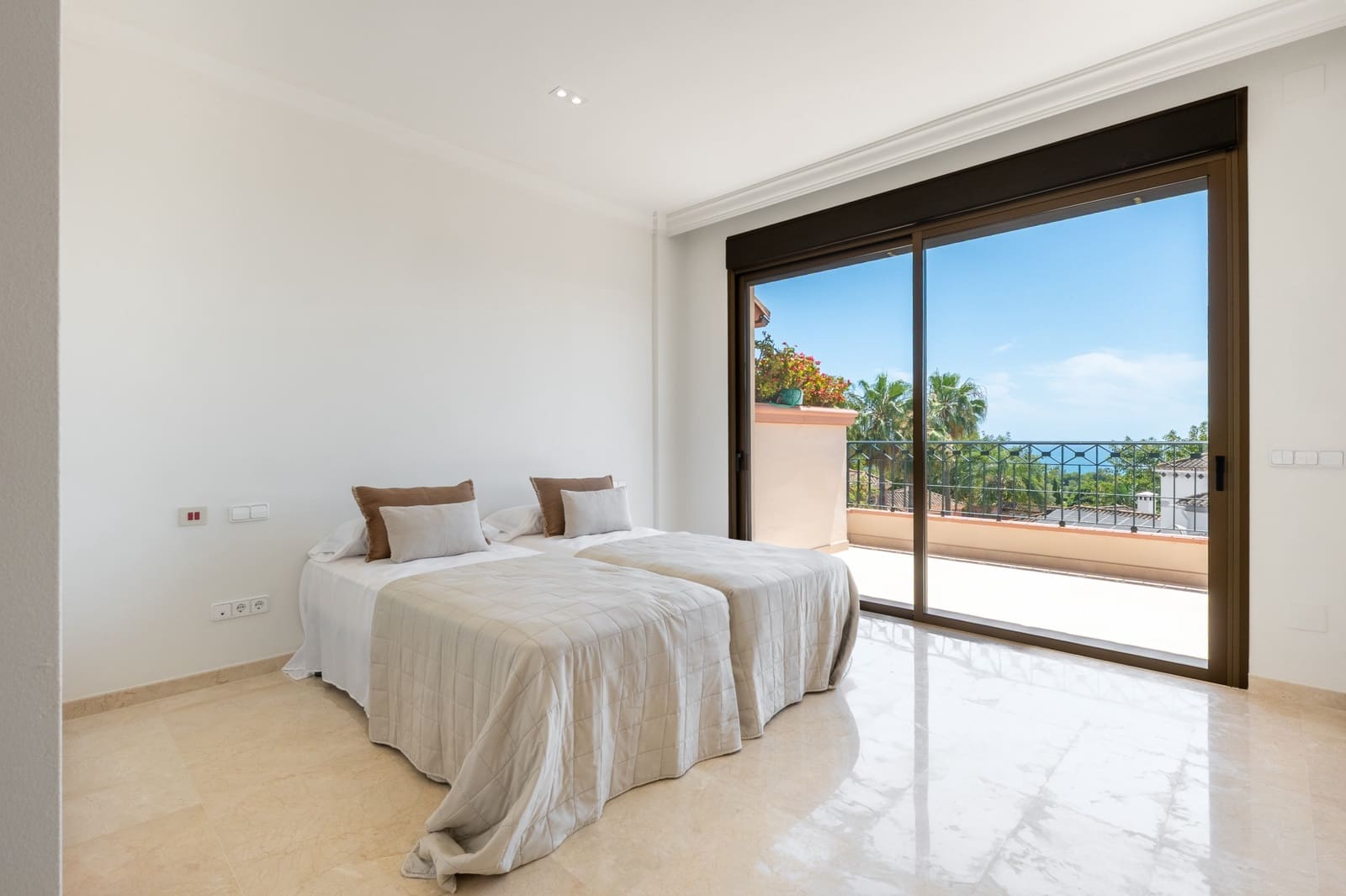 Ático de 4 habitaciones en Marbella en venta con piscina garaje - 2.395.000 € (Ref: 9937808)