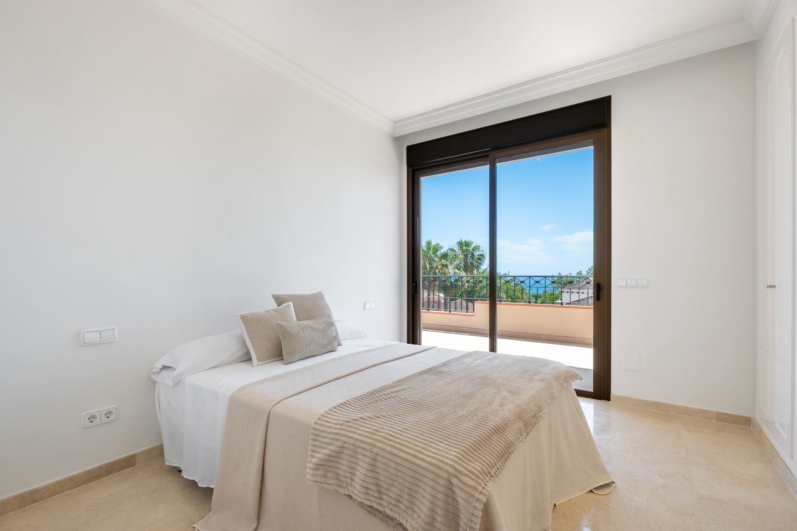Ático de 4 habitaciones en Marbella en venta con piscina garaje - 2.395.000 € (Ref: 9937808)