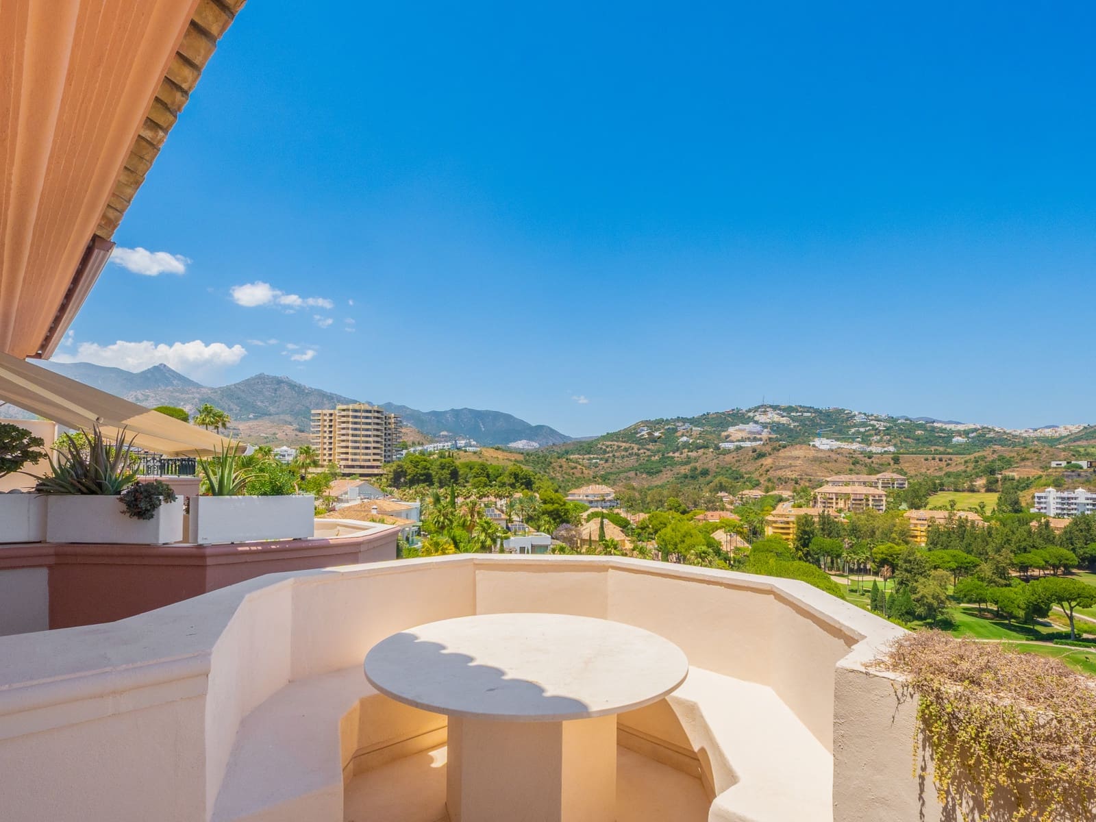 Ático de 4 habitaciones en Marbella en venta con piscina garaje - 2.395.000 € (Ref: 9937808)