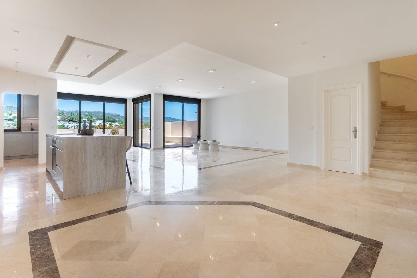 Ático de 4 habitaciones en Marbella en venta con piscina garaje - 2.395.000 € (Ref: 9937808)