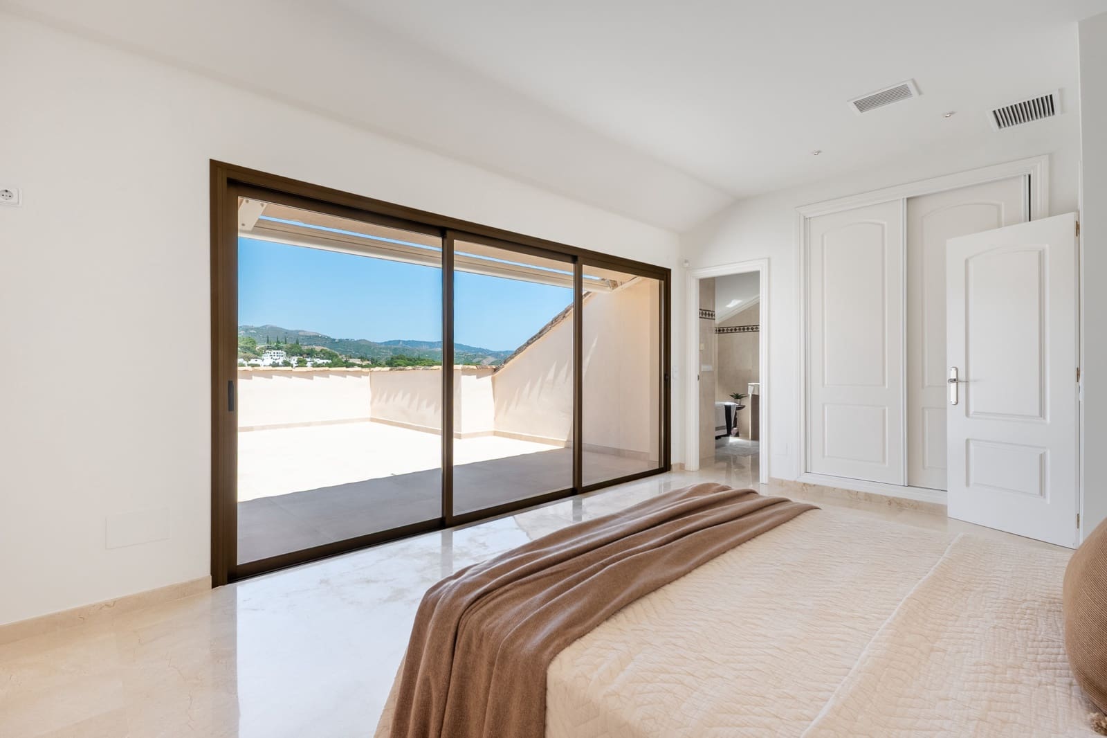 Ático de 4 habitaciones en Marbella en venta con piscina garaje - 2.395.000 € (Ref: 9937808)