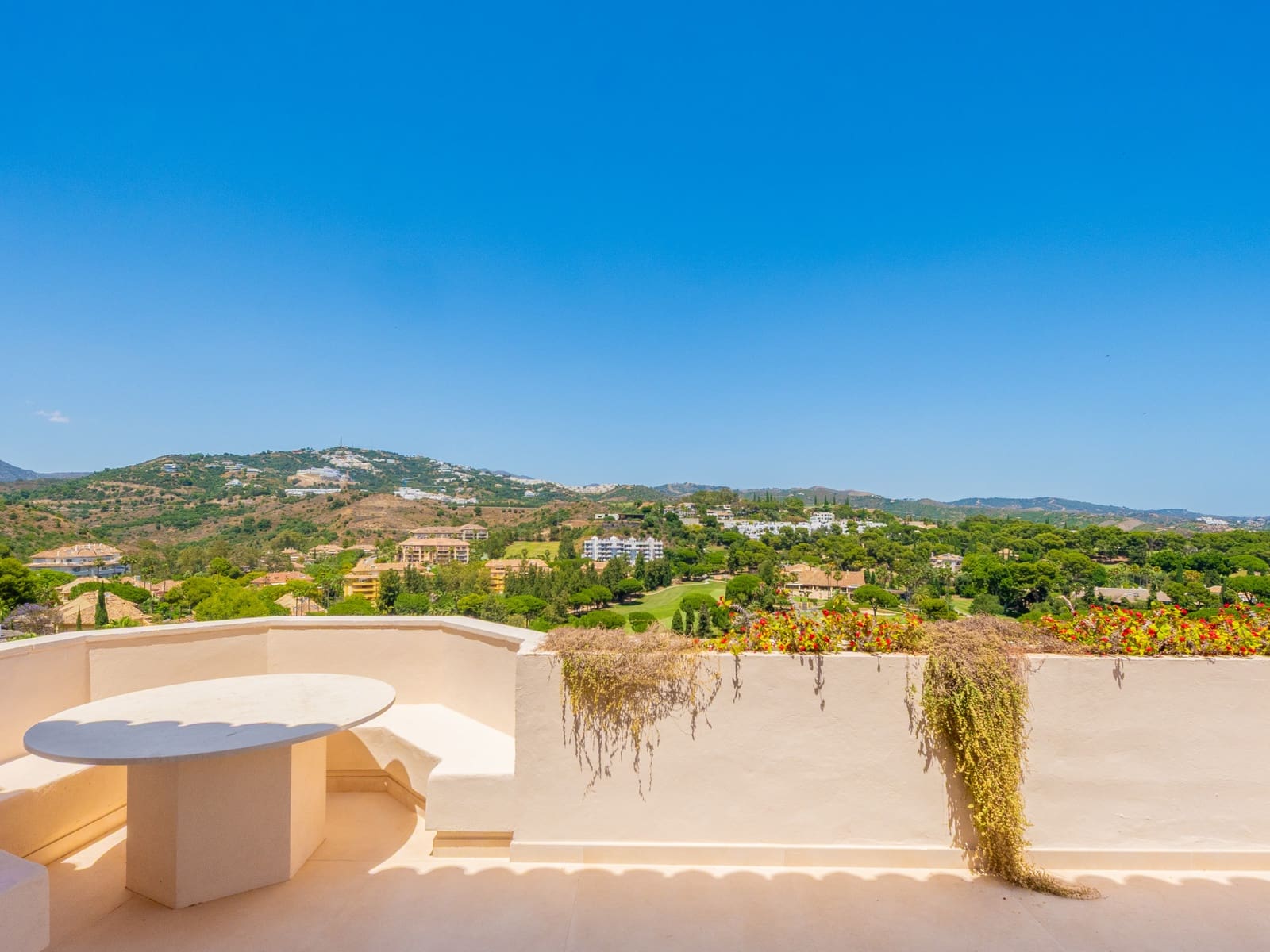 Ático de 4 habitaciones en Marbella en venta con piscina garaje - 2.395.000 € (Ref: 9937808)